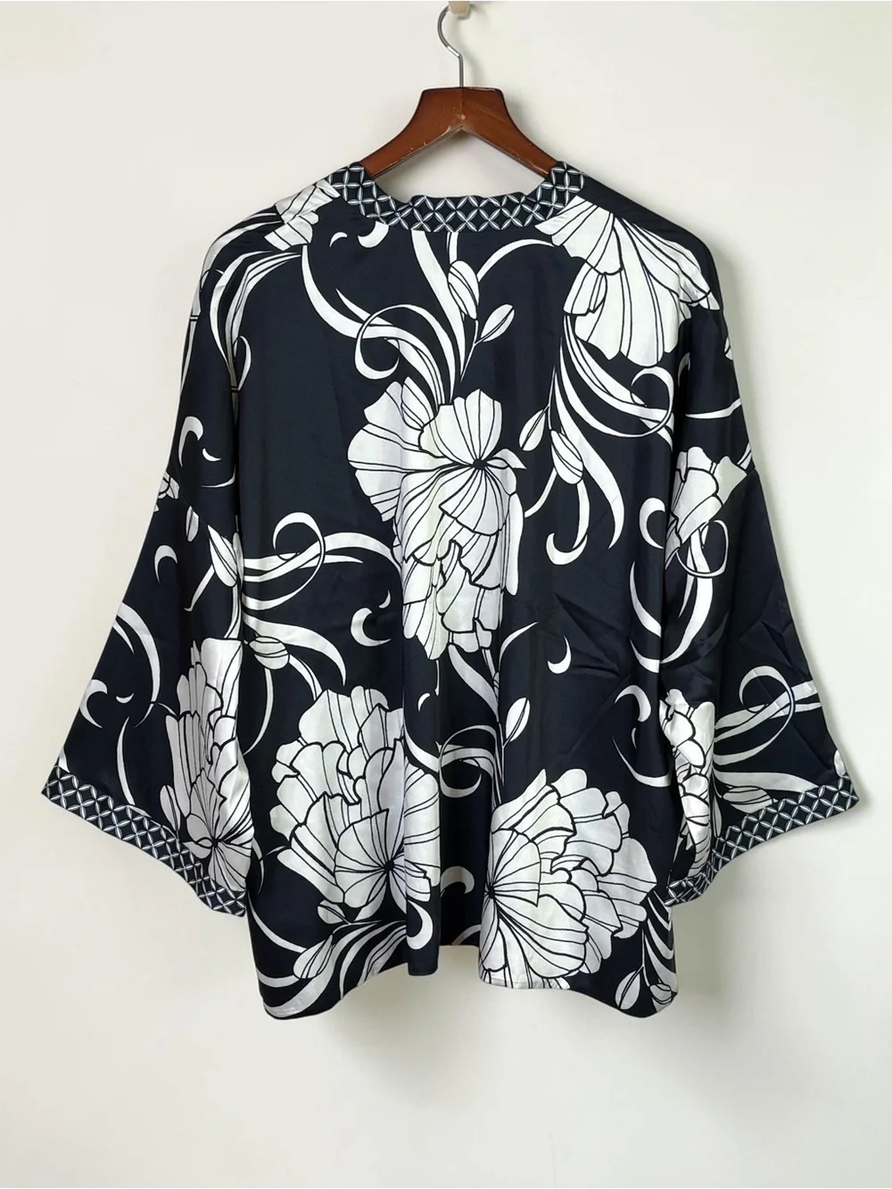 Chico's Reversible Black & White Floral Polka Dot Kimono Jacket Size L/XL - Picture 4 of 8